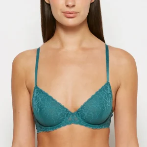 Demi Bra in Mediterranea