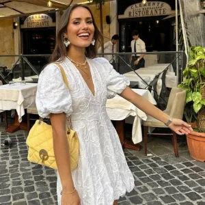 Robe Écrue à Volants avec Broderies Délicates